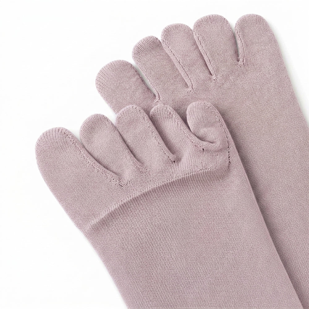 Close crop of the flat hand-linked toe seam on a ROMATOKI merino five-toe sock in Lilac, showing no ridge across the toes