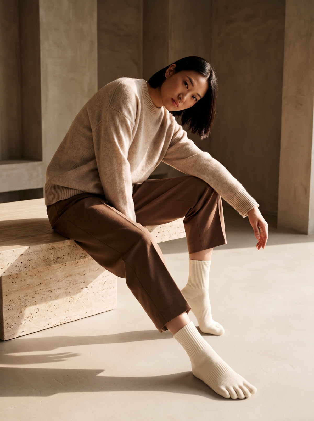 ROMATOKI merino five-toe socks worn, look 3